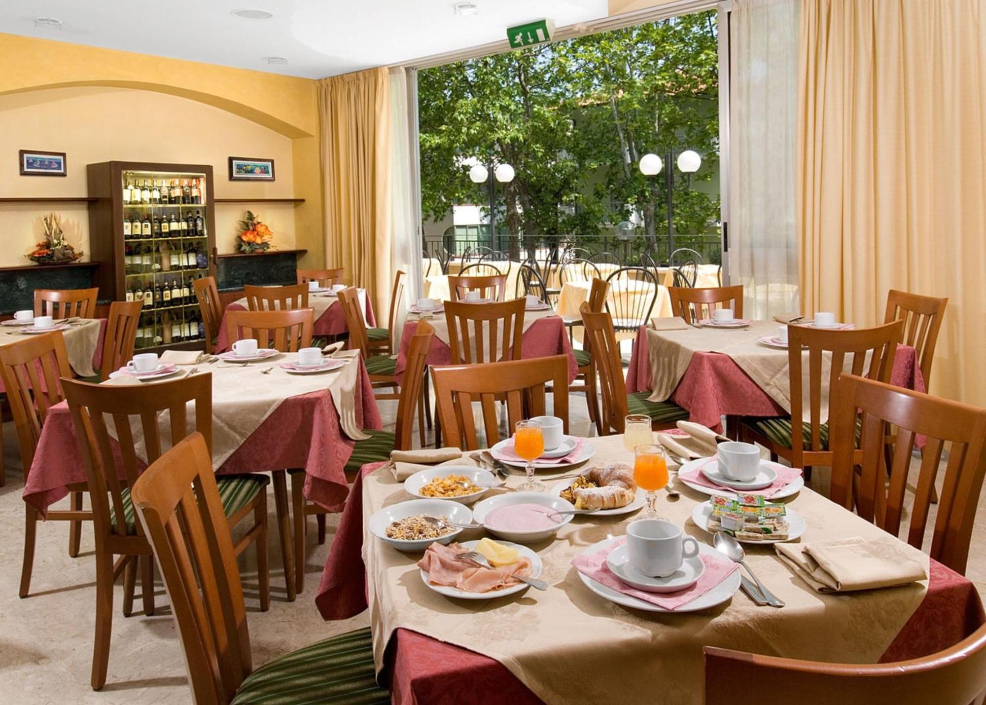 Hotel Savoia Чезенатико Экстерьер фото