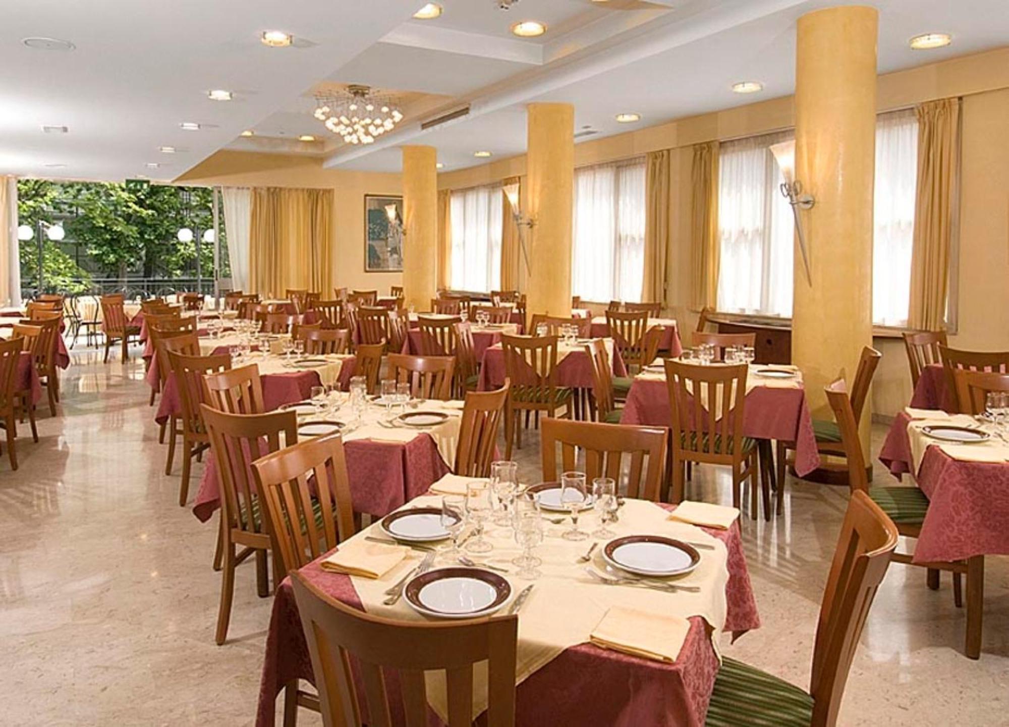 Hotel Savoia Чезенатико Экстерьер фото