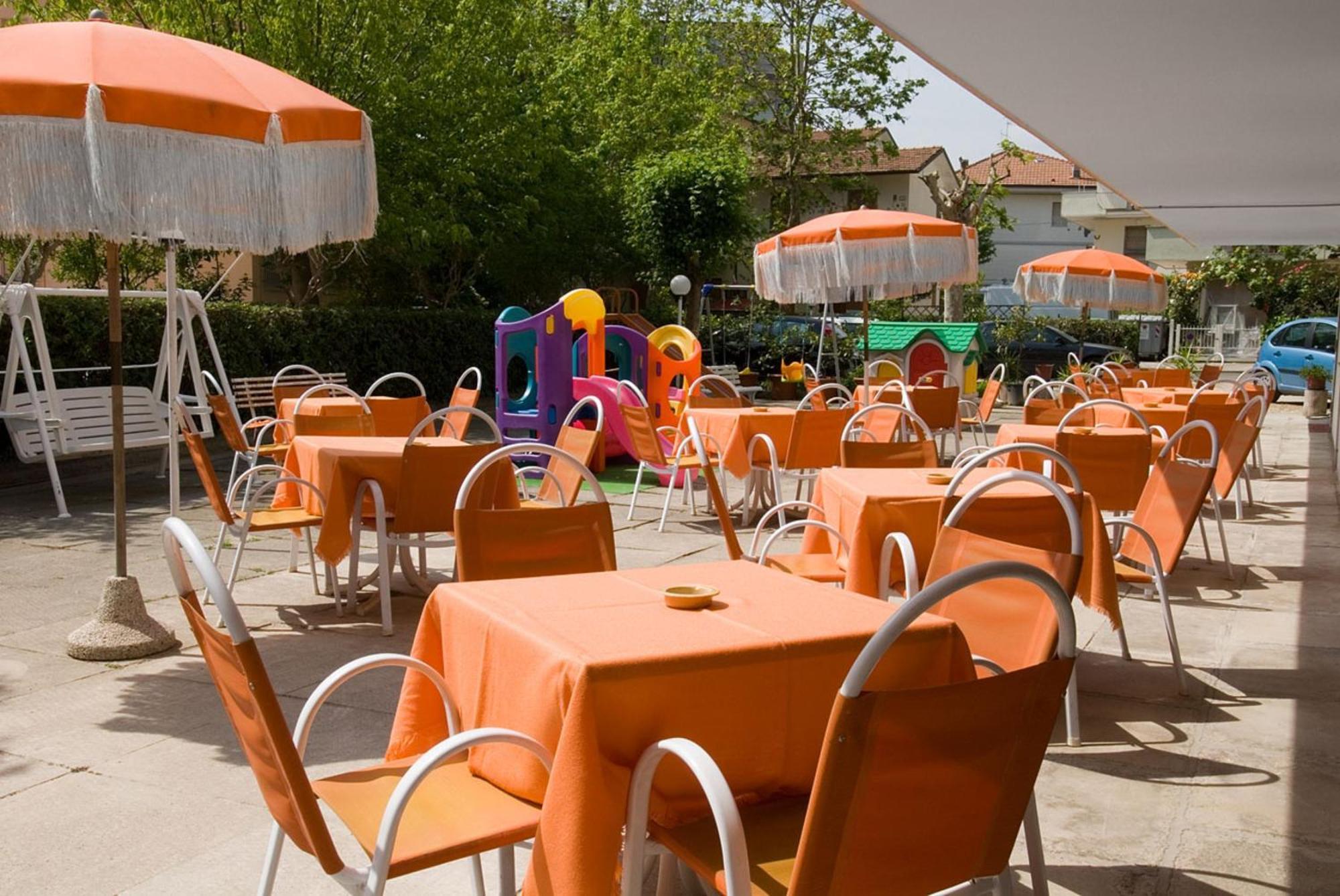 Hotel Savoia Чезенатико Экстерьер фото